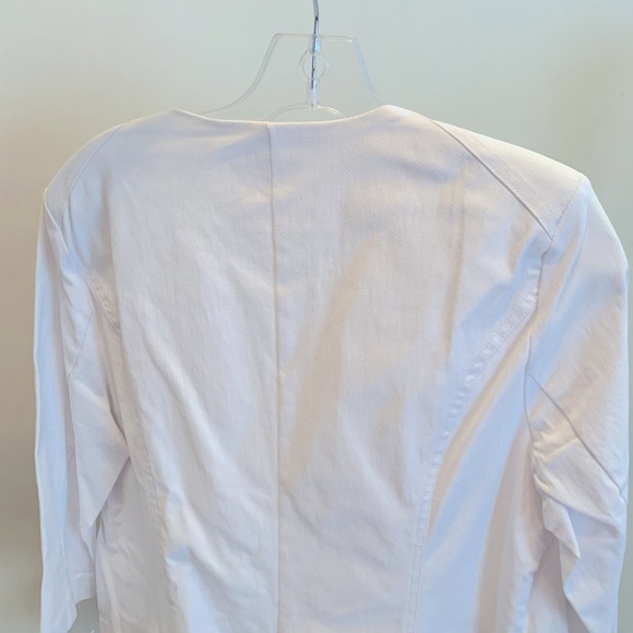 A white blazer with 3/4 sleeve - Picture 2 of 4